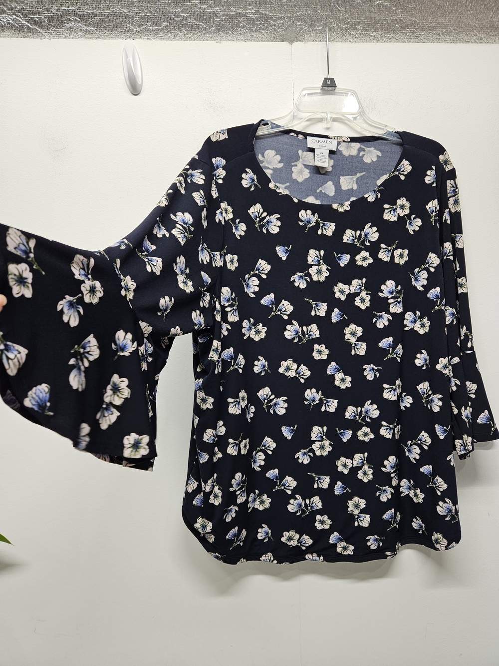 Carmen Marc Valvo Woman Floral Bell Sleeve Blouse Top Plus Size 2X Navy Cottage
